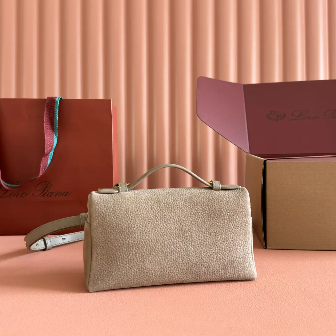 p1160💋💋💋【Original leather configuration counter complete package】 𝐋𝐨𝐫𝐨 𝐏𝐢𝐚𝐧@ Extra pocket L19 series handbag/crossbody bag, all steel deerskin, the most comfortable life is not defined, just like loro The material design of pian@ does not require complicated design styles. The simple and soft outline is elegant and durable, like an exquisite cosmetic case, which perfectly balances appearance and functionality. The leather is delicate and feels as soft as butter. The small bag has a large capacity. It is not only portable with a thin shoulder strap, but can also be worn cross-body. Sisters who have a special liking for minimalist style can buy it. It is simple and versatile. The simpler, the more different. Stars and Instagram celebrities are all planting it. There are two sizes of 19 cm and 27 cm. One is exquisite and casual, and the other is elegant and grand. Size: Small: length 19×width 7×height 12cm (